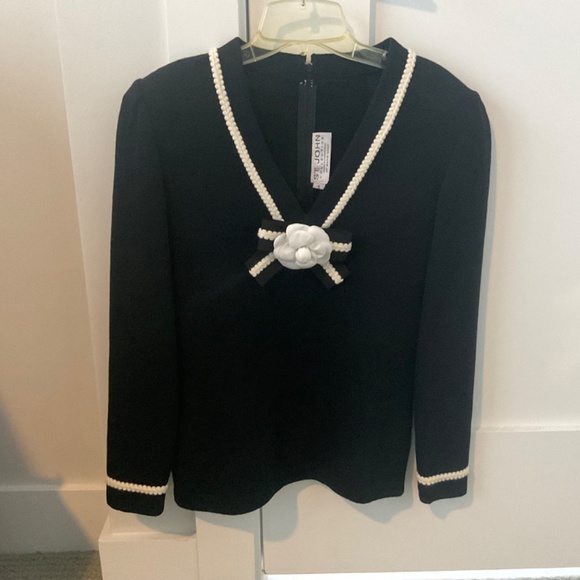 St John top with Flower Pin - Picture 8 of 9